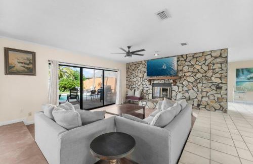 Silver Sands House | Tranquil Lagoon Beach House! Pool and Beach Nearby! by Dolce Vita Getaways!