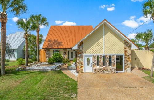 Silver Sands House | Tranquil Lagoon Beach House! Pool and Beach Nearby! by Dolce Vita Getaways!