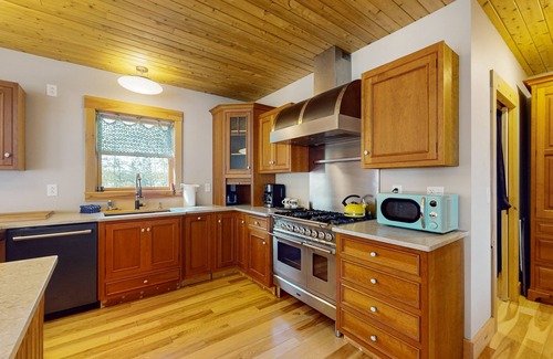 Northeast Somerset House | Tranquil Lakefront Retreat with Breathtaking Views and Cozy Firepit