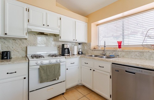 Desert Shores House | Tranquil Lakeside Escape: Your Ideal Getaway from the Vegas Strip!