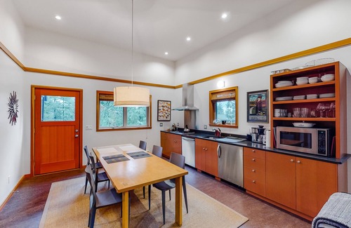 Manzanita House | Tranquil, Mid-Century Artist's Retreat w/Deck & Patio - Walk to the Beach/Town