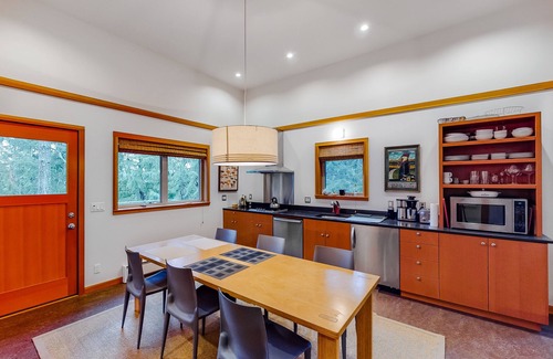 Manzanita House | Tranquil, Mid-Century Artist's Retreat w/Deck & Patio - Walk to the Beach/Town