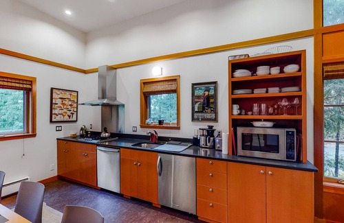 Manzanita House | Tranquil, Mid-Century Artist's Retreat w/Deck & Patio - Walk to the Beach/Town
