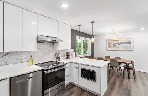Doraville House | Tranquil Modern 3-BD Retreat in Foodie Paradise!