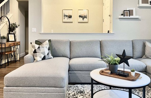 East Roseville Parkway House | Tranquil Modern Vacation Home - Scenic Valley View