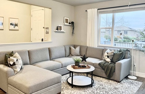 East Roseville Parkway House | Tranquil Modern Vacation Home - Scenic Valley View