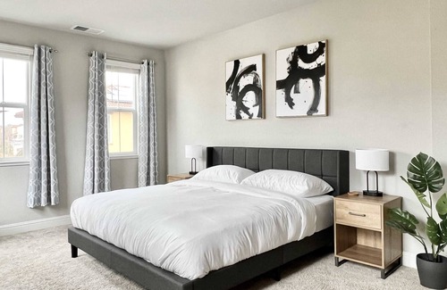 East Roseville Parkway House | Tranquil Modern Vacation Home - Scenic Valley View