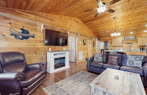Sevierville Cabin | Tranquil mountain cabin w/game room, large garage & parking for boats and bikes