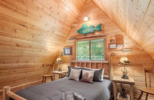 Paradise Estates Cabin | Tranquil Mountain Escape / 2BR Haven w/ Hot tub!