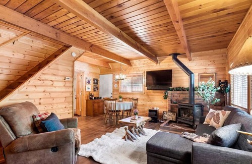 Paradise Estates Cabin | Tranquil Mountain Escape / 2BR Haven w/ Hot tub!