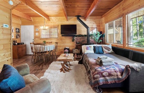 Paradise Estates Cabin | Tranquil Mountain Escape / 2BR Haven w/ Hot tub!