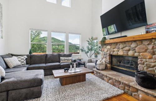 Summit Park House | Tranquil Mountain Retreat - Scenic Views & Hot Tub home
