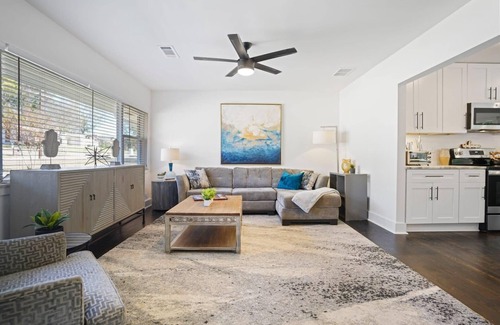 East Side Apartment | Tranquil Nest | 30 Days+ | Unwind in Comfort