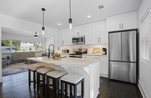 East Side Apartment | Tranquil Nest | 30 Days+ | Unwind in Comfort