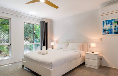 Carseldine House | Tranquil Oasis: 4BR Family Retreat with Large Pool