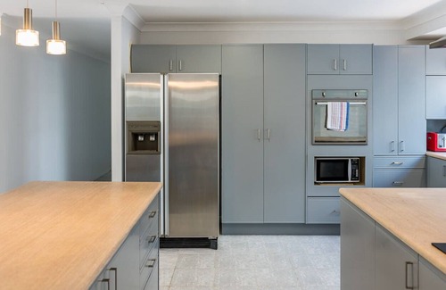 Carseldine House | Tranquil Oasis: 4BR Family Retreat with Large Pool