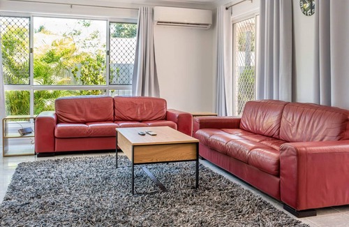 Carseldine House | Tranquil Oasis: 4BR Family Retreat with Large Pool