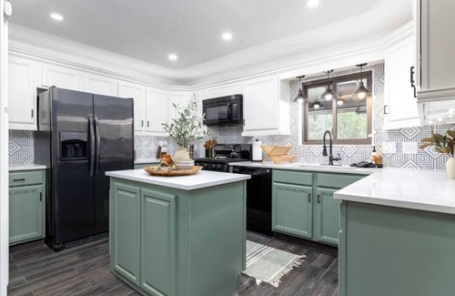 North San Antonio - SAT House | Tranquil Oasis 5BR Retreat with Pool & 3 Baths
