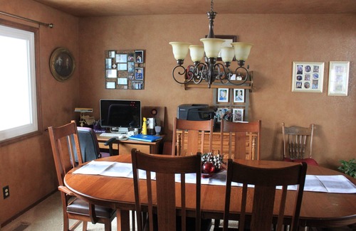 Monument House | Tranquil Palmer Divide Residence-Sleeps 10 in beds, family friendly, clean.