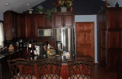 Monument House | Tranquil Palmer Divide Residence-Sleeps 10 in beds, family friendly, clean.