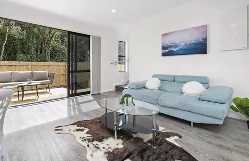 Otahuhu House | Tranquil Parkside by Sylvia Park