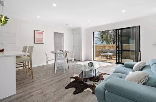 Otahuhu House | Tranquil Parkside by Sylvia Park
