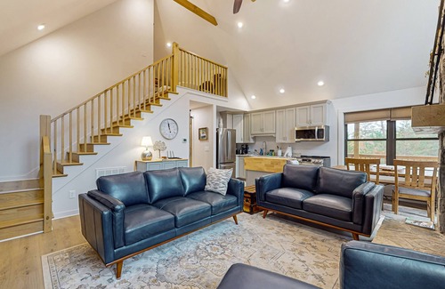 The Peaks at Lake Lure House | Tranquil Paws: Your Dog-Friendly Haven in Lake Lure