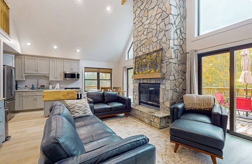The Peaks at Lake Lure House | Tranquil Paws: Your Dog-Friendly Haven in Lake Lure
