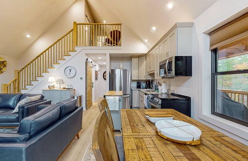 The Peaks at Lake Lure House | Tranquil Paws: Your Dog-Friendly Haven in Lake Lure