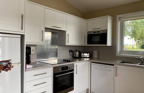 Carnforth Cabin | Tranquil Pine Lake Cabin Getaway – Indoor Pool, Gym & Onsite Dining