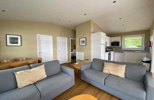 Carnforth Cabin | Tranquil Pine Lake Cabin Getaway – Indoor Pool, Gym & Onsite Dining
