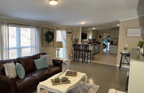 Cleveland House | Tranquil Pondside Getaway