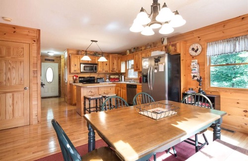 Ellijay Cabin | Tranquil Retreat: 2-Bedroom Cabin on a Deer Trail