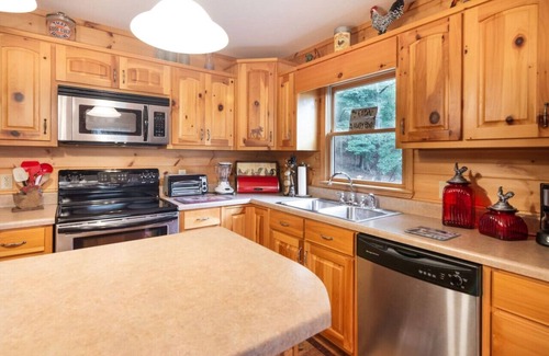 Ellijay Cabin | Tranquil Retreat: 2-Bedroom Cabin on a Deer Trail