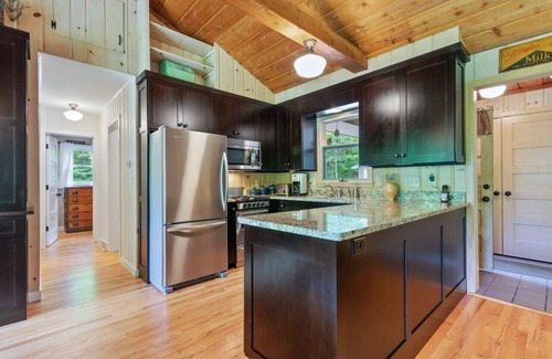 Baileys Harbor Cabin | Tranquil Retreat-walk to Kangaroo Lake Sandy beach