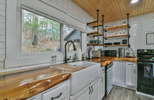 Hendersonville Ski Chalet | Tranquil Retreat, deck, hot tub, short drive DT Hendersonville, pet-Friendly