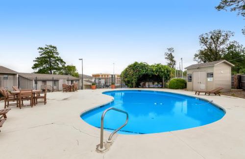 Lake Hamilton Apartment | Tranquil Retreat