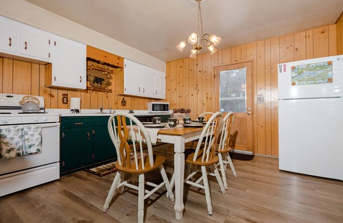 Big Bear House | Tranquil Retreat with Fenced Backyard, Hot tub & Bar