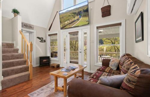 West Jefferson House | Tranquil Riverfront Living at Sasquatch Cabin!