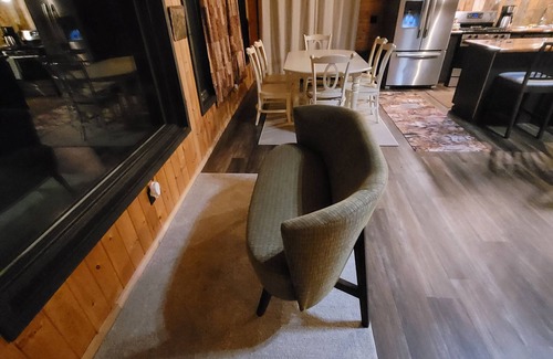 Washburn House | Tranquil Riverside Lodge