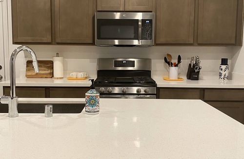 Henderson House | Tranquil & Stylish ~ 5★ Location, ♛Queen Beds, Pkg