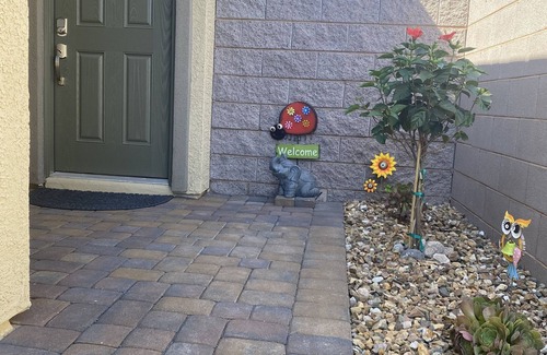 Henderson House | Tranquil & Stylish ~ 5★ Location, ♛Queen Beds, Pkg
