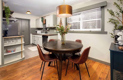 Dahlonega Cabin | Tranquil & Stylish: Wineries, Hiking, 5min to Town, Hot Tub, Firepit, King bed