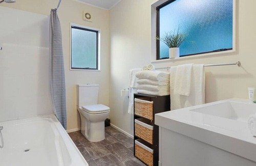 Oratia Other | Tranquil Sunset Retreat | Spa | WIFI | Netflix