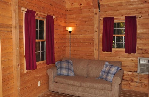 Sturgeon Bay Resort | Tranquil Timbers Deluxe Cabin 6
