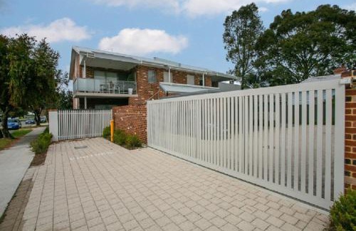 Bassendean House | Tranquil Tree Views 2 Bedroom 2 Bathroom Apartment