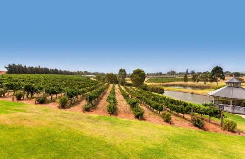 Bassendean House | Tranquil Tree Views 2 Bedroom 2 Bathroom Apartment