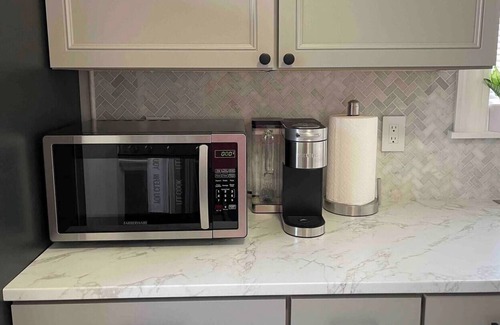 Utica Apartment | Tranquil Urban Haven Stylish 2-BR Apartment