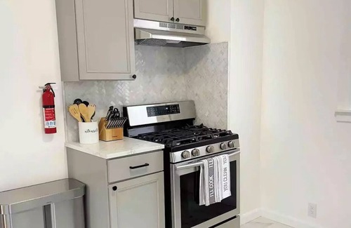 Utica Apartment | Tranquil Urban Haven Stylish 2-BR Apartment