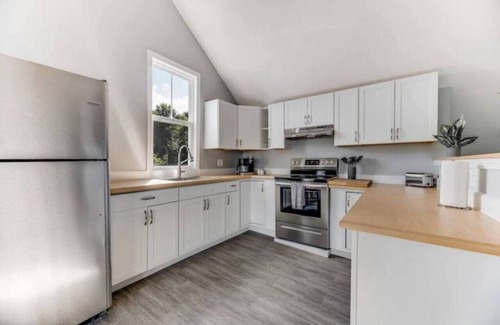 Milford Apartment | Tranquil Waterside Haven: 4BD Retreat near Bangor